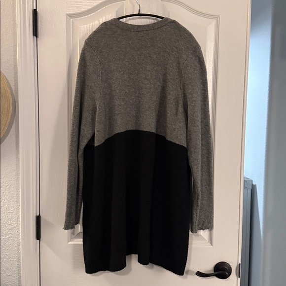 Torrid two tone cardigan with pockets. - Picture 6 of 6